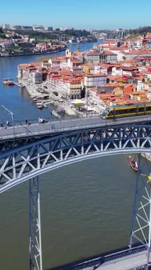 Portekiz 'in Porto bölgesindeki Luis Köprüsü. Şehir merkezindeki şehir manzarası. Demiryolu Köprüsü. Demiryolu Sahnesi. Portekiz, Porto 'da Luis Köprüsü. Turizm Tarihi Yer.