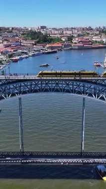 Porto Portekiz 'in Porto bölgesindeki I. Luis Köprüsü. Şehir merkezi manzarası. Kültür Mirası. Toplu taşıma sahnesi. Portekiz, Porto 'da Luis Köprüsü. Turizm Tarihi Yer.