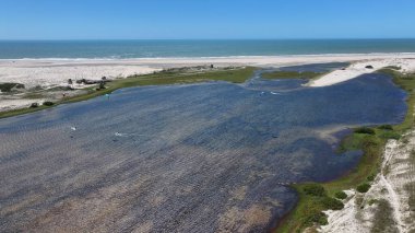 Ceara Brezilya 'daki Paraipaba' da Lagoinha Skyline. Doğa manzarası. Güzel kum tepeleri. Paraipaba 'daki Lagoinha Skyline. Yağmur suyu gölleri. Almecegas Gölü. Yaz Gezisi. Brezilya Kuzeydoğu.
