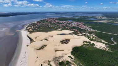 Tutoia Skyline, Tutoia, Brezilya 'da. Doğa Manzarası. Amerika 'nın Brezilya Deltası. Maranhao 'daki Tutoia Skyline. Riverside City 'de. Plaj manzarası. Tatil seyahatleri. Brezilya Kuzeydoğu.