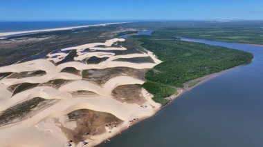 Maranhao Brezilya 'daki Araioses' de Morro Do Meio Plajı. Tatlı Su Gölleri Peyzajı. Kum tepeleri dağları. Araioses 'deki Morro Do Meio Plajı. Turizm Seyahati. Doğa Sahnesi. Parnaiba Delta Arkaplanı.