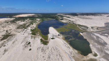 Ceara Brezilya 'daki Paraipaba' da Lagoinha Skyline. Doğa manzarası. Güzel kum tepeleri. Paraipaba 'daki Lagoinha Skyline. Yağmur suyu gölleri. Almecegas Gölü. Yaz Gezisi. Brezilya Kuzeydoğu.