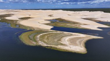 Piaui Brezilya 'daki Luis Correia' da Lencois Piauienses. Tatlı Su Gölleri Peyzajı. Kum tepeleri dağları. Lencois Piauiens Luis Correia 'da. Turizm Seyahati. Doğa Sahnesi. Plaj Arkaplanı.