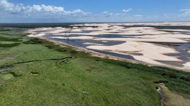 Maranhao Brezilya 'daki Paulino Neves' deki Dunes Yolu. Küçük Çarşaflar Manzarası. Sand Dunes Yolu. Paulino Neves 'teki Dunes Yolu. Turizm Seyahati. Doğa Sahnesi. Sahil Arkaplanı. Brezilya Kuzeydoğu.