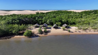 Maranhao Brezilya 'daki Araioses' de Morro Do Meio Plajı. Doğa Manzarası. Parnaiba Delta Vahşi Yaşam. Maranhao 'daki Morro Do Meio Plajı. Kıvrımlı kum tepeleri. Yağmur suyu gölleri. Tropik Seyahat.