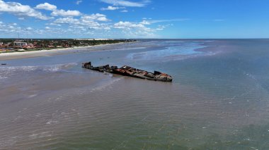 Tutoia Skyline, Tutoia, Brezilya 'da. Sahil Skyline. Doğa Düşük Dalga. Yaz Gezisi. Tutoia Skyline, Tutoia, Brezilya 'da. Gemi Enkazı Manzarası.
