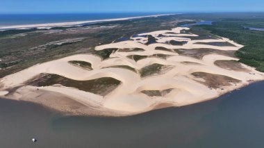 Maranhao Brezilya 'daki Araioses' de Morro Do Meio Plajı. Tatlı Su Gölleri Peyzajı. Kum tepeleri dağları. Araioses 'deki Morro Do Meio Plajı. Turizm Seyahati. Doğa Sahnesi. Parnaiba Delta Arkaplanı.