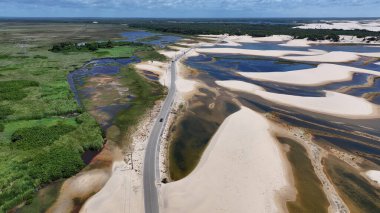 Maranhao Brezilya 'daki Paulino Neves' deki Dunes Yolu. Küçük Çarşaflar Manzarası. Sand Dunes Yolu. Paulino Neves 'teki Dunes Yolu. Turizm Seyahati. Doğa Sahnesi. Sahil Arkaplanı. Brezilya Kuzeydoğu.