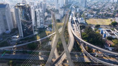 Brezilya 'daki Sao Paulo' da Kablo Kaldı Köprüsü. Şehir merkezindeki şehir manzarası. Trafik Yolu 'nda. Köprü manzarası. Brezilya 'daki Sao Paulo' da Kablo Kaldı Köprüsü. Metropolitan Arkaplan. Sao Paulo Brezilya.