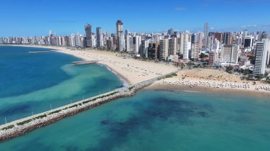 Ceara Brezilya 'daki Fortaleza' da Beira Mar Plajı. Sahil Skyline. Şehir merkezinde. Modern Highrise Binaları. Ceara Brezilya 'daki Fortaleza' da Beira Mar Plajı. Göz kamaştırıcı manzara. Brezilya Kuzeydoğu.