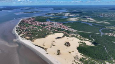 Tutoia Skyline, Tutoia, Brezilya 'da. Amerika 'nın Brezilya Deltası. Riverside City 'de. Maranhao 'daki Tutoia Skyline. Doğa manzarası. Adalar Ağı Su Yolları. Turizm Seyahati.
