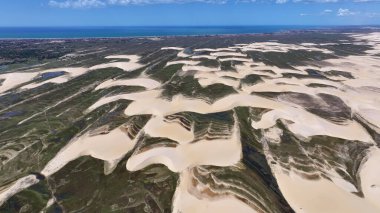 Piaui Brezilya 'daki Luis Correia' da Lencois Piauienses. Doğa Küçük Çarşafları. Portinho Gölü. Lencois Piauiens Luis Correia 'da. Kıvrımlı kum tepeleri. Yağmur suyu gölleri. Tropik Seyahat.