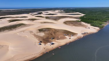 Maranhao Brezilya 'daki Araioses' de Morro Do Meio Plajı. Doğa Manzarası. Parnaiba Delta Vahşi Yaşam. Maranhao 'daki Morro Do Meio Plajı. Kıvrımlı kum tepeleri. Yağmur suyu gölleri. Tropik Seyahat.