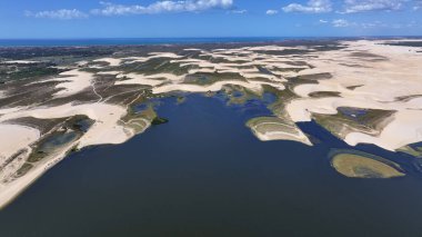Piaui Brezilya 'daki Luis Correia' da Lencois Piauienses. Tatlı Su Gölleri Peyzajı. Kum tepeleri dağları. Lencois Piauiens Luis Correia 'da. Turizm Seyahati. Portinho Gölü. Plaj Arkaplanı.