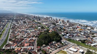Sao Paulo Brezilya 'daki Itanhaem' de Central Beach. Plaj manzarası. Şehir merkezindeki deniz manzarası. Seyahat güzergahı. Sao Paulo Brezilya 'daki Itanhaem' de Central Beach. Turizm Skyline.