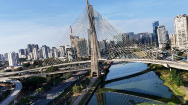Brezilya 'daki Sao Paulo' daki Iconic Köprüsü. Şehir merkezindeki şehir manzarası. Trafik Yolu 'nda. Köprü manzarası. Brezilya 'daki Sao Paulo' daki Iconic Köprüsü. Metropolitan Arkaplan. Sao Paulo Brezilya.