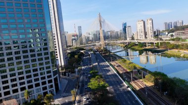 Brezilya 'daki Sao Paulo' da Kablo Kaldı Köprüsü. Şehir merkezindeki şehir manzarası. Trafik Yolu 'nda. Köprü manzarası. Brezilya 'daki Sao Paulo' da Kablo Kaldı Köprüsü. Metropolitan Arkaplan. Sao Paulo Brezilya.