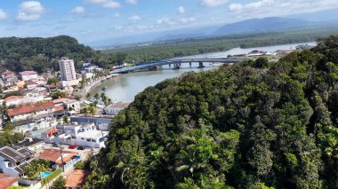 Itanhaem Nehri Sao Paulo Brezilya 'daki Itanhaem' de. Sahil Skyline. Şehir merkezindeki şehir manzarası. Yaz Gezisi. Itanhaem Nehri Sao Paulo Brezilya 'daki Itanhaem' de. Deniz Burnu Sahnesi.