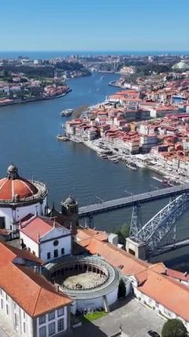 Portekiz 'in Porto bölgesindeki Serra Do Pilar Manastırı. I. Luis Köprüsü. Ribeira İskelesi. Tarihi Şehir Sahnesi 'nde. Portekiz 'in Porto Bölgesi' ndeki Serra Do Pilar Manastırı. Turizm Simgeleri.