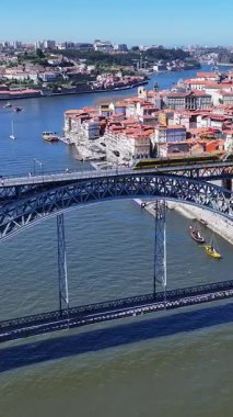 Porto Portekiz 'in Porto bölgesindeki I. Luis Köprüsü. Şehir merkezi manzarası. Kültür Mirası. Toplu taşıma sahnesi. Portekiz, Porto 'da Luis Köprüsü. Turizm Tarihi Yer.