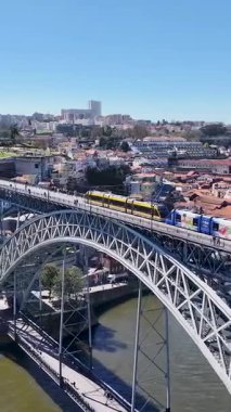 Porto Portekiz 'in Porto bölgesindeki I. Luis Köprüsü. Şehir merkezi manzarası. Kültür Mirası. Toplu taşıma sahnesi. Portekiz, Porto 'da Luis Köprüsü. Turizm Tarihi Yer.