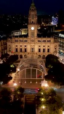Porto Bölgesi Portekiz 'deki Porto Belediye Binası' nda. Aydınlatılmış Meydan. Şehir merkezindeki şehir manzarası. Şehir Gecesi Sahnesi. Portekiz 'in Porto Bölgesi' ndeki belediye binası. Hükümet Binası.