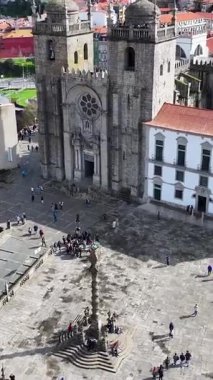 Porto Portekiz 'in Porto bölgesindeki Merkez Kilise. Şehir merkezinde. Ortaçağ Kilise Manzarası. Hazine Müzesi. Portekiz, Porto Bölgesi 'ndeki Merkez Kilise. Kilise Binası.