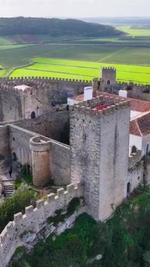 Leiria Portekiz 'deki Obidos Şatosu' nda. Old Town Skyline 'da. Ortaçağ Köyü. Güzel şehir manzarası. Leiria Portekiz 'deki Obidos Şatosu' nda. Kültür Geçmişi.