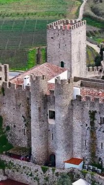 Portekiz 'in Leiria bölgesindeki Obidos Şatosu' nda. Tarihi Köy. Ortaçağ Kalesi. Göz kamaştırıcı manzara. Portekiz 'in Leiria bölgesindeki Obidos Şatosu' nda. Eski Şehir Manzarası.