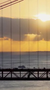 Lizbon 'daki Lizbon Bölgesi' nde 25 Nisan Köprüsünde Günbatımı Gökyüzü. Şehir merkezinde gün batımı. Freeway Yolu Manzarası. Portekiz Lizbon 'da 25 Nisan Köprüsü. Demiryolu Sahnesi.