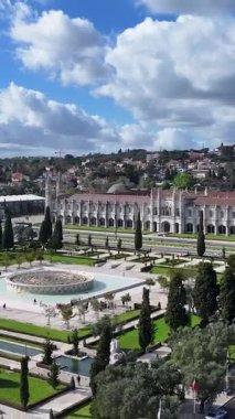 Lizbon 'daki Jeronimos Manastırı Portekiz Bölgesi. Ortaçağ Manastırı. Empire Square Sahnesi. Portekiz, Lizbon 'daki Jeronimos Manastırı. Discovery Coast 'da. Landmark Meydanı. Portekiz Skyline.