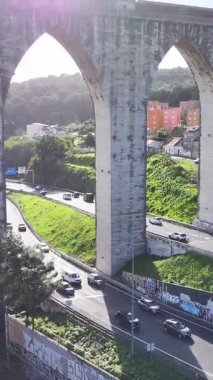 Lizbon 'un Lizbon bölgesindeki Aguas Livres Aqueduct. Su sistemi su kemeri. Ortaçağ Binası. Portekiz, Lizbon 'da Aguas Livres Aqueduct. Marvel Altyapı. Demiryolu Manzarası.