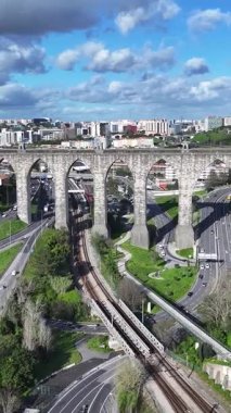 Lizbon 'un Lizbon bölgesindeki Aguas Livres Aqueduct. Su sistemi su kemeri. Ortaçağ Binası. Portekiz, Lizbon 'da Aguas Livres Aqueduct. Marvel Altyapı. Demiryolu Manzarası.