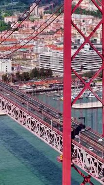 Lizbon 'da 25 Nisan Köprüsü Portekiz Bölgesi. Şehir merkezinin göz kamaştırıcı manzarası. Kablo Köprüsü Sahnesi. Lizbon 'da 25 Nisan Köprüsü Portekiz Bölgesi. Kablo Köprüsü Manzarası.