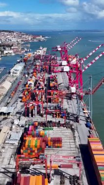 Lizbon Limanı, Lizbon, Portekiz. Yük gemisi. Deniz Taşımacılığı. Portekiz Lizbon Limanı. Manzara değişimi. Ticaret Pazarı Sahnesi.