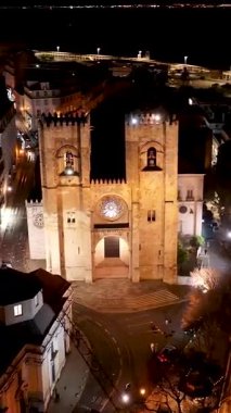 Lizbon 'un Lizbon bölgesindeki Se Lisbon Katedrali Gece Manzarası. Aydınlanmış Kilise. Güzel şehir manzarası. Portekiz 'deki Lizbon Katedrali. Gece Şehri Peyzajı. Aydınlatılmış Kilise.