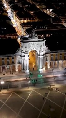 Lizbon 'un Lizbon bölgesindeki Comercio Meydanı' nın gece manzarası. Aydınlanmış Şehir. Güzel şehir manzarası. Portekiz, Lizbon 'da Comercio Meydanı. Gece Şehri Manzarası.