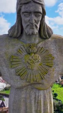 Lizbon 'daki Portekiz Kralı İsa. Kral İsa Heykeli. Din geçmişi. Portekiz 'deki Lizbon Kralı İsa. Tejo Nehri Sahili. Kilisenin simgesi. Portekiz Skyline.