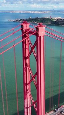 Lizbon, Portekiz 'de 25 Nisan Köprüsü. Şehir merkezindeki Skyline. Ulaşım Sahnesi. Lizbon, Portekiz 'de 25 Nisan Köprüsü. Ünlü Kablolu Kalan Köprü.