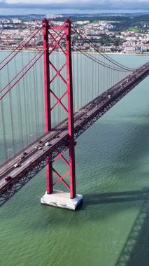 Lizbon 'da 25 Nisan Köprüsü Portekiz Bölgesi. Megalopolis Şehir Merkezi. Araçlar seyahat eder. Lizbon 'da 25 Nisan Köprüsü Portekiz Bölgesi. Kablo Köprüsü Manzarası.