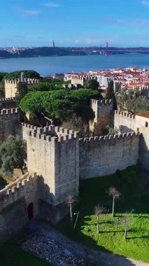 Lizbon, Portekiz 'deki Sao Jorge Şatosu. Ortaçağ Şato Sahnesi. Antik Şehir Manzarası. Portekiz, Lizbon 'daki Sao Jorge Kalesi. Tarihi Şehir Manzarası. Portekiz Skyline.