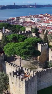 Lizbon, Portekiz 'deki Sao Jorge Şatosu. Ortaçağ Şato Sahnesi. Antik Şehir Manzarası. Portekiz, Lizbon 'daki Sao Jorge Kalesi. Tarihi Şehir Manzarası. Portekiz Skyline.