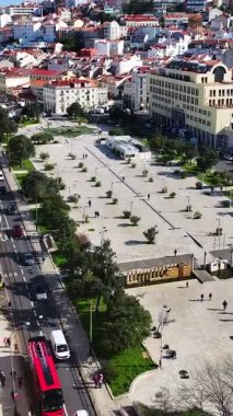 Lizbon 'un Lizbon bölgesindeki Martim Moniz Meydanı. Ortaçağ Meydanı Sahnesi. Güzel şehir manzarası. Portekiz, Lizbon 'da Martim Moniz Meydanı. Tarihi Şehir Manzarası. Turizm Tarihi Yer.