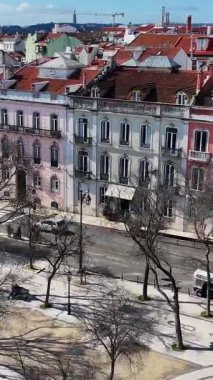 Lizbon 'un Lizbon bölgesindeki Sao Pedro de Alcantara bakış açısı. Ortaçağ İnşaat Sahnesi. Antik Şehir Manzarası. Sao Pedro de Alcantara Lizbon 'daki Bakış açısı. Tarihi Şehir Manzarası.