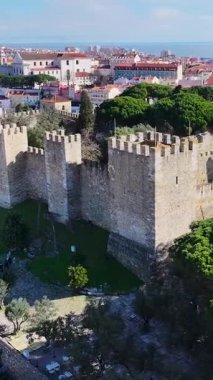 Lizbon, Portekiz 'deki Sao Jorge Şatosu. Ortaçağ Şato Sahnesi. Antik Şehir Manzarası. Portekiz, Lizbon 'daki Sao Jorge Kalesi. Tarihi Şehir Manzarası. Turizm Seyahat Yeri.