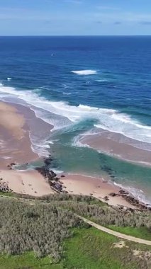Lizbon 'un Sintra bölgesindeki Praia Grande Plajı. Sahil Skyline. Doğa manzarası. Yaz Gezisi. Lizbon 'un Sintra bölgesindeki Praia Grande Plajı. Tropikal Manzara.