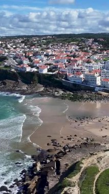Lizbon 'un Sintra bölgesindeki Sahil Köyü. Plaj manzarası. Doğa Deniz Burnu. Seyahat güzergahı. Lizbon 'un Sintra bölgesindeki Sahil Köyü. Turkuaz Su.
