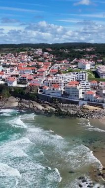 Lizbon 'un Sintra bölgesindeki Sahil Köyü. Plaj manzarası. Turizm Tarihi Yer. Şehir manzarası hava manzarası. Lizbon Bölgesi Sintra Sahil Köyü.