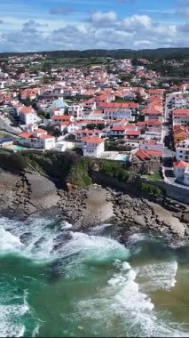 Lizbon 'un Sintra bölgesindeki Sahil Köyü. Plaj manzarası. Turizm Tarihi Yer. Şehir manzarası sahnesi. Lizbon Bölgesi Sintra Sahil Köyü.