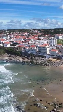 Portekiz 'in Lizbon bölgesindeki Sintra' da Apple Beach. Plaj manzarası. Doğa Deniz Burnu. Seyahat güzergahı. Portekiz 'in Lizbon bölgesindeki Sintra' da Apple Beach. Turkuaz Su.
